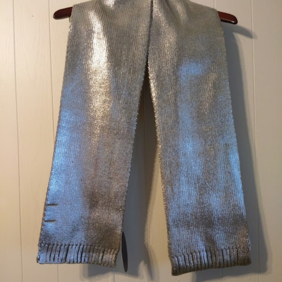 Scoop Women's Metallic Knit Scarf. Like New. - Picture 5 of 5
